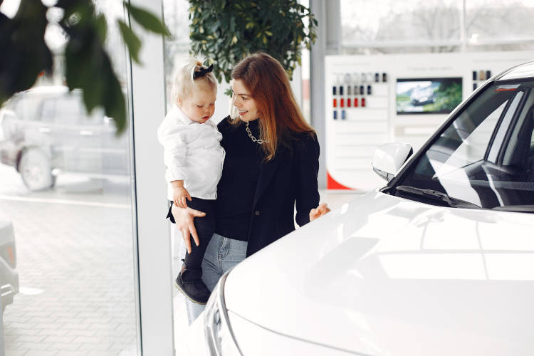 vrouw met kind bij auto