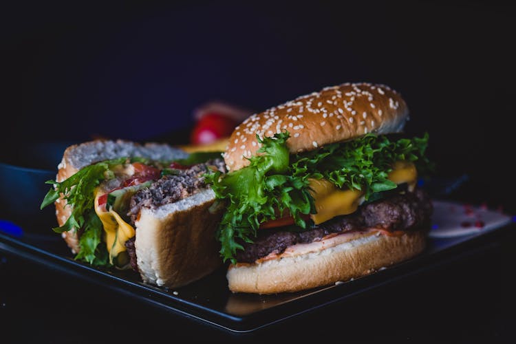 Foto van een cheeseburger op bord