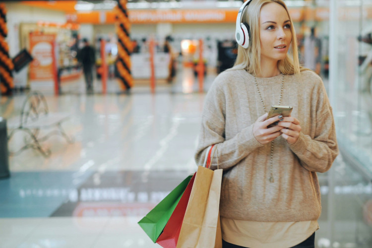 Shoppende vrouw met mobiele telefoon